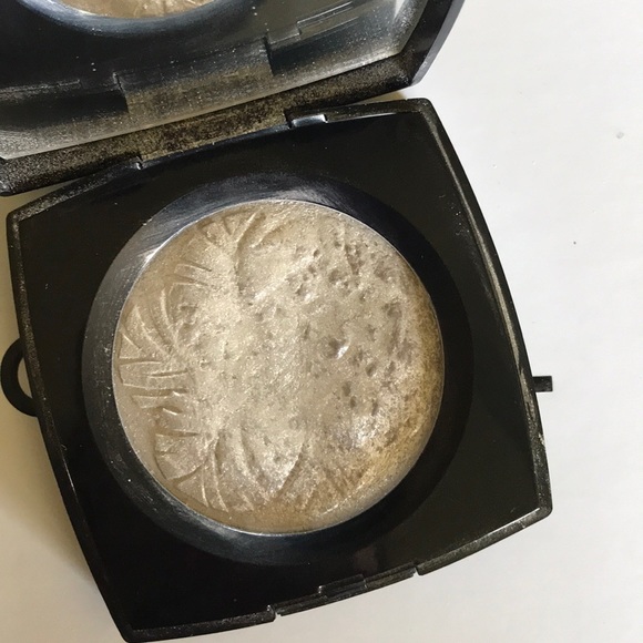 LE Chanel Highlighter Camelia de Plumes - Picture 2 of 2